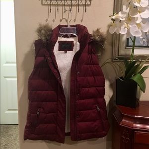 🎄Banana Republic burgundy faux fur hood vest!